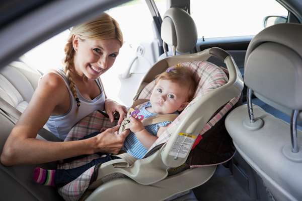 Siguranta copiilor in masina inseamna scaune auto